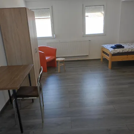 S-21-appartements A8 Stuttgart A8 Ulm Muenchen Mit 3 Bis 4 Einzelzimmer * 메르크린겐